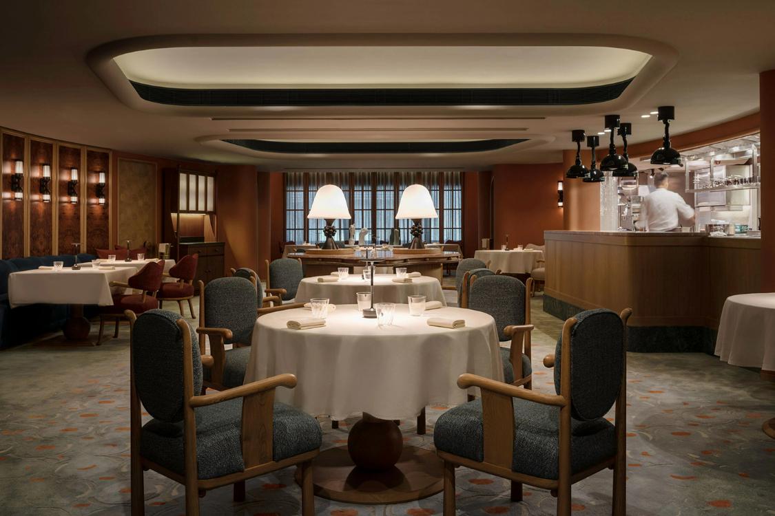 香港灯光设计|奢华古典意大利餐厅Estro照明设计案例,大图案壁纸、纹理丰富的天鹅绒、彩色大理石、铸铁大门、现代主义木材