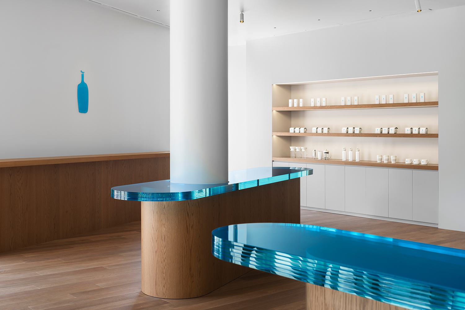 水泥漆外立面、蓝紫色静谧空间、金属操作台磨砂玻璃、,蓝色树脂台面、柜内线型灯、玻璃球组合吊灯、,日本灯光设计|大阪极简主义蓝瓶咖啡厅照明设计案例