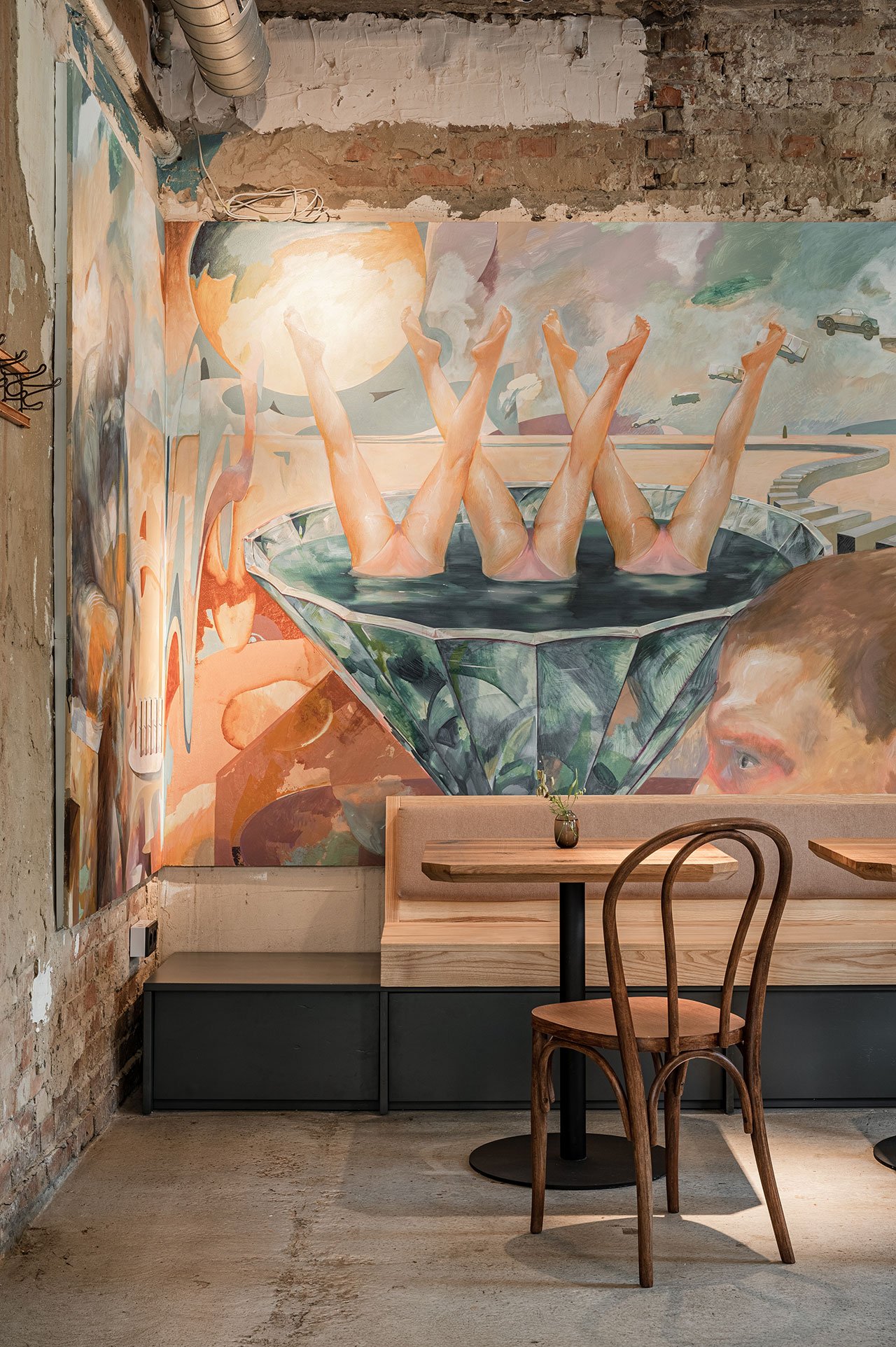 老式真皮沙发、老式玻璃和木质咖啡桌以及 1990 年代的黄色 Lumibär 灯,自然、复古、柔和的色调，原始顶面，艺术笔画、裸油漆,乌克兰基辅Dubler咖啡馆都是复古格调魅力咖啡馆