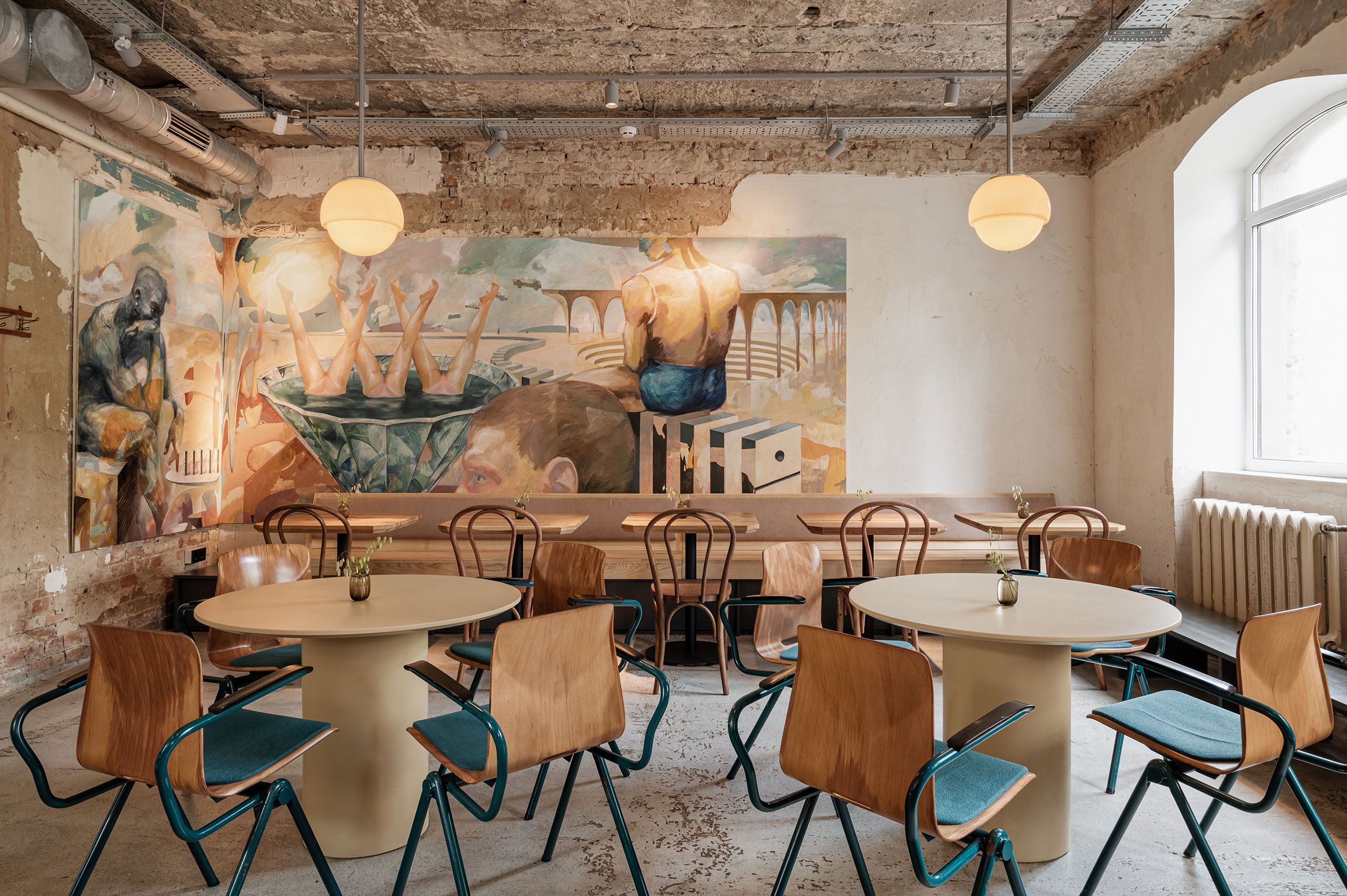 自然、复古、柔和的色调，原始顶面，艺术笔画、裸油漆,老式真皮沙发、老式玻璃和木质咖啡桌以及 1990 年代的黄色 Lumibär 灯,乌克兰基辅Dubler咖啡馆都是复古格调魅力咖啡馆