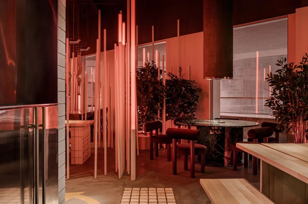 随州灯光设计拍摄案例 | Kimchi韩式餐厅室内设计,硅酸盐砖、霓虹灯标志、大理石,后现代硬核餐厅